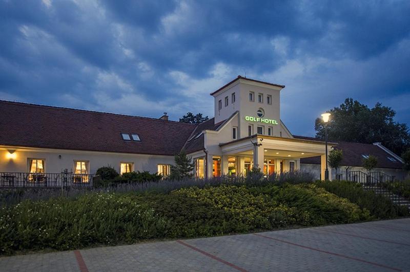 Old Lake Golf Hotel Tata Εξωτερικό φωτογραφία